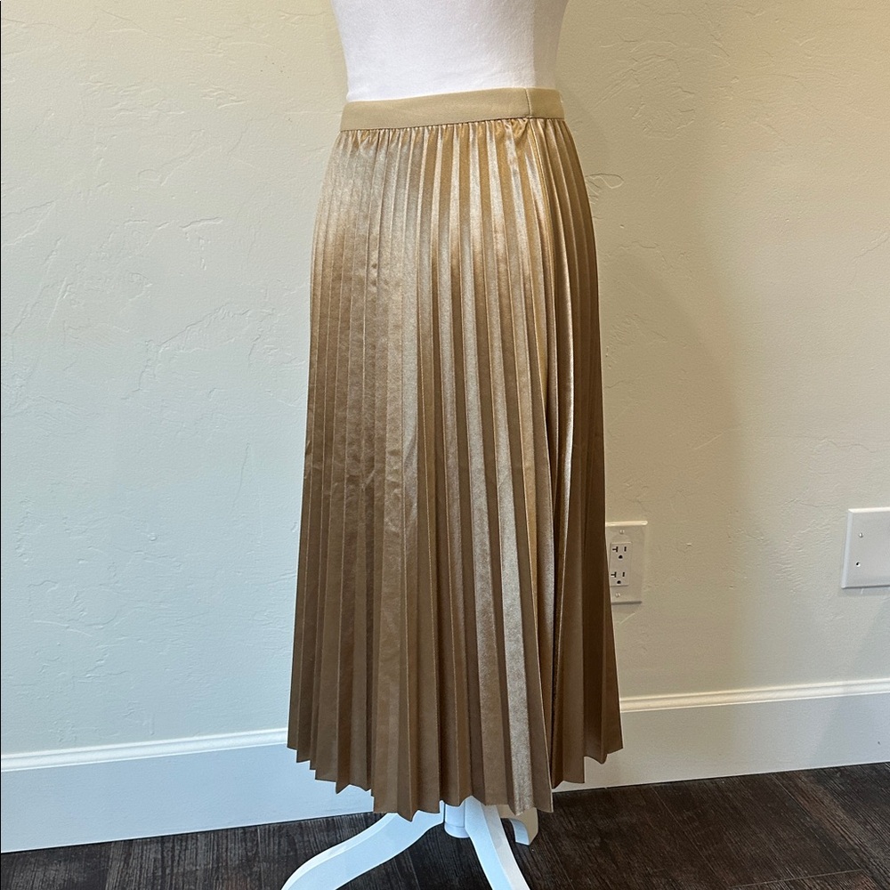 Elegant Gold Pleated Skirt - Picture 2 of 4